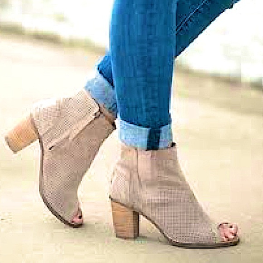 TOMS Suede Heeled Ankle Boots Open Toe Taupe Tan Gray Size 8 Perforated Bohemian - Picture 1 of 11